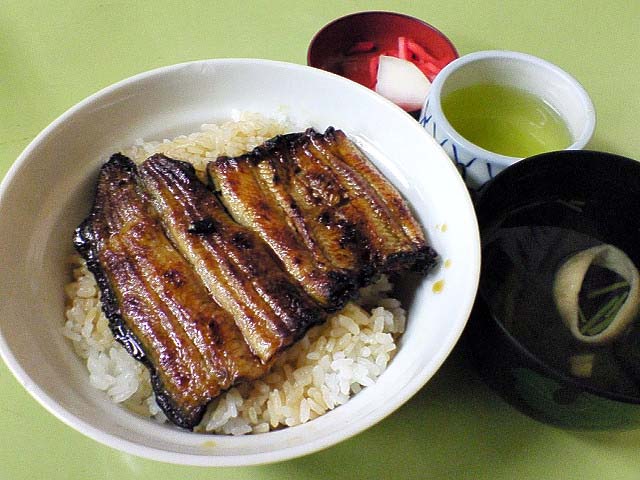 １０年ほど値段が上がってない鰻丼（７５０円）は肝吸い付き