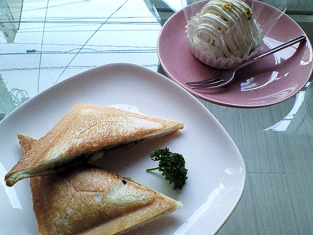 カプレーゼのホットサンド（５００円）と豆乳となんかのモンブラン