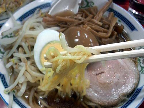 これぞまさに昔ながらの醤油ラーメン、東京・大井町「朋友」にて