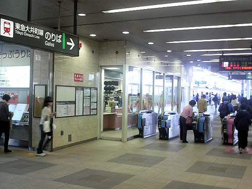 りんかい線との連携も完了し、小ぎれいになった東急大井町駅の改札前