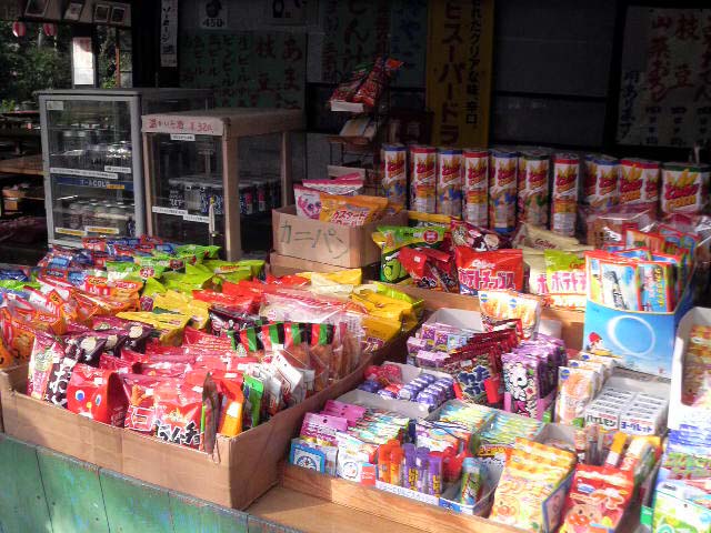 売店も兼ねており、お菓子に飲み物、アイスまである