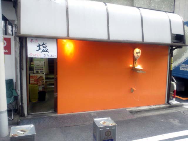 そもそも何屋か分からない外観のラーメン屋「覆面 智」