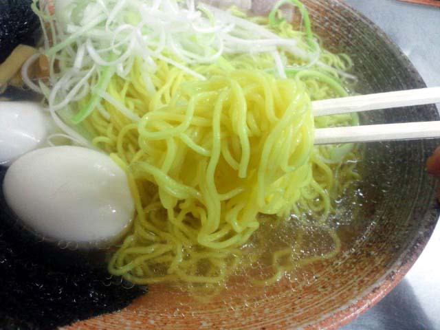 大盛り以上だと、こんなに麺を持ち上げてもまだ丼には大量の麺が