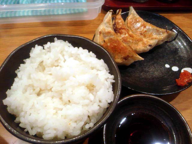 注文受けてから焼き上げるからアツアツの鶏餃子