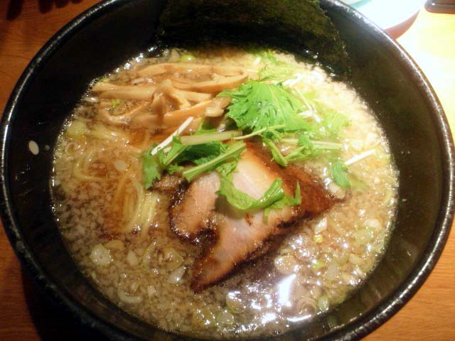 米との相性バッチリな背脂醤油ラーメン