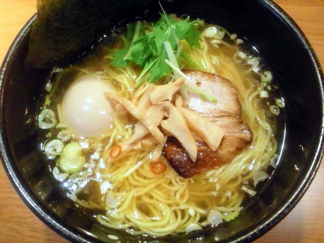 ＋100円で味付玉子をトッピングした塩ラーメン