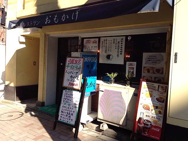 雨よけに店名、立ち並ぶ時代を感じさせる看板群