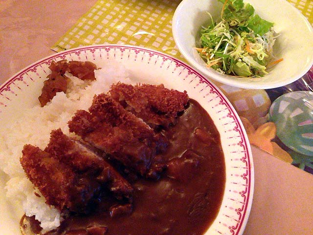 揚げたてのカツが鎮座するカツカレー