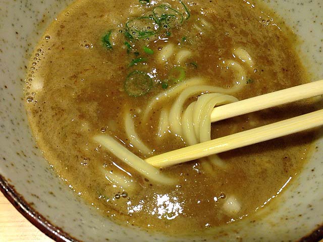 中華SOBAの倍くらいの太さの麺をど濃厚な煮干汁にくぐらせます