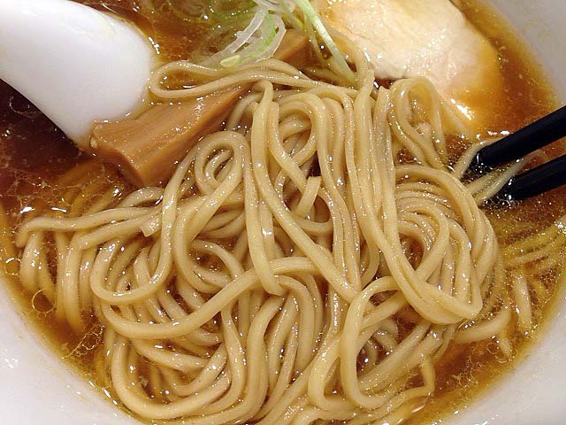 見るからに滑らかと分かる中細麺