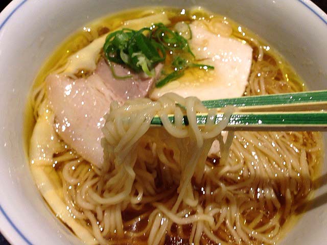 これでもかと旨みを吸い込みまくっている麺