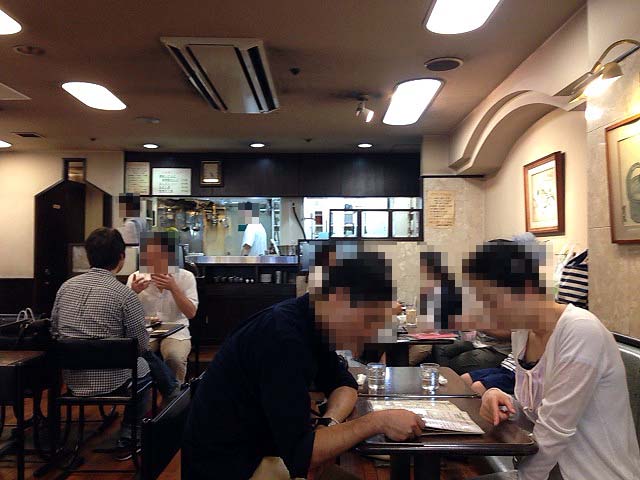 昭和レトロ漂う店内には55席ものテーブル席があります