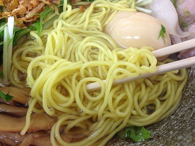 並盛りでも200gの固茹でストレート麺