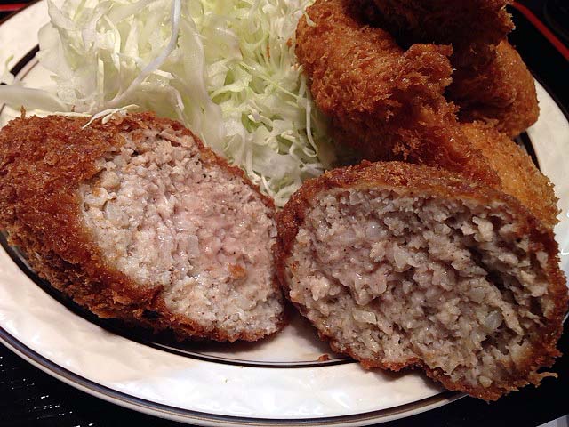 別の日のジューシーメンチカツ断面＠西麻布「三河屋」