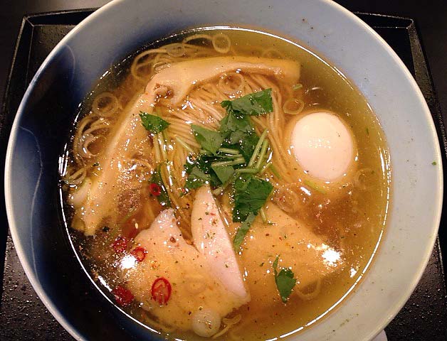 赤坂ではさらにリニューアルを果たして登場した塩ラーメン