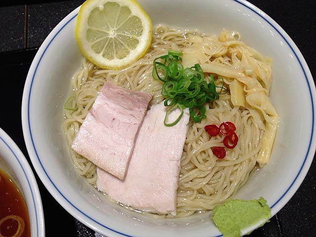 麺にはレモンスライスとワサビが添えられます