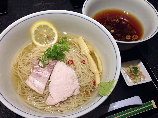 ＋100円の大盛りにすると超でかい丼でやってきます