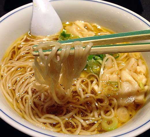 国産小麦数種類をブレンドした滑らかな食感のストレート中細麺