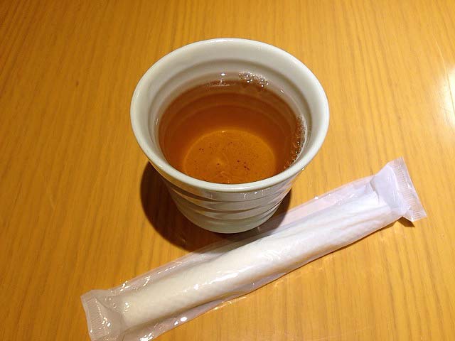 席に座ると最初に出されるほうじ茶をグビグビ