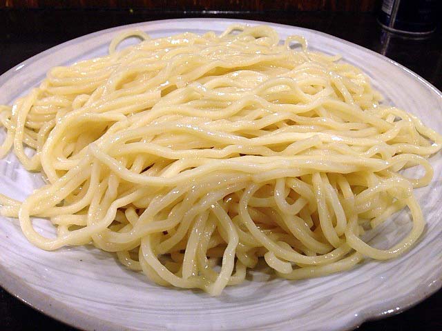 並盛・大盛が同一価格の中太ストレート麺