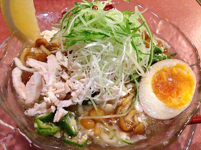 蒸し鶏、オクラ、なめこ、味玉、白髪ネギ、大葉、キュウリにレモン