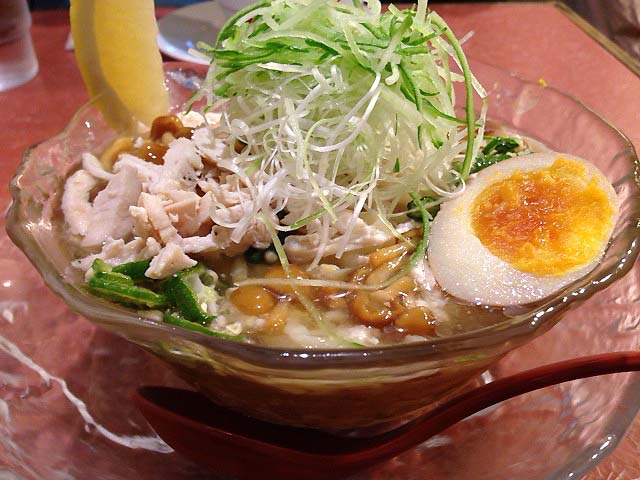 ガラスの敷き皿の上に赤いレンゲ