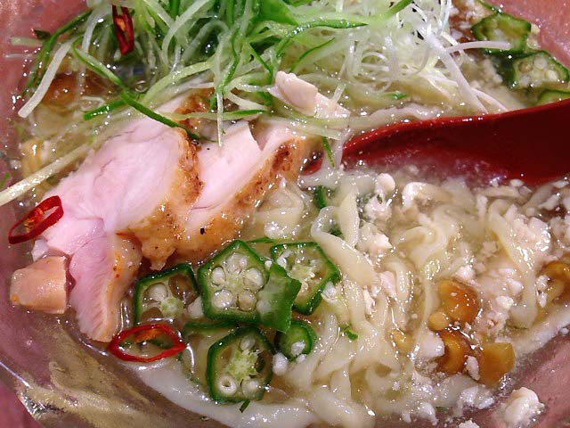 食べ進めていたら鶏チャーシューが出てきてなんかラッキー