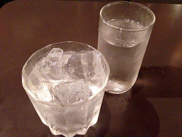 1杯100mlとそこらの倍近くな分量の焼酎ロック