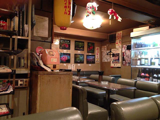 奥の方まで広がる全席ソファとピンクの電話