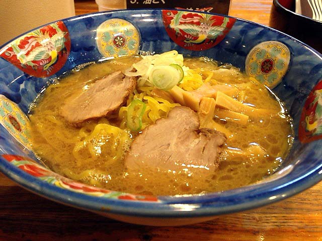 スープは若干少なめで麺が盛り上がって見えます