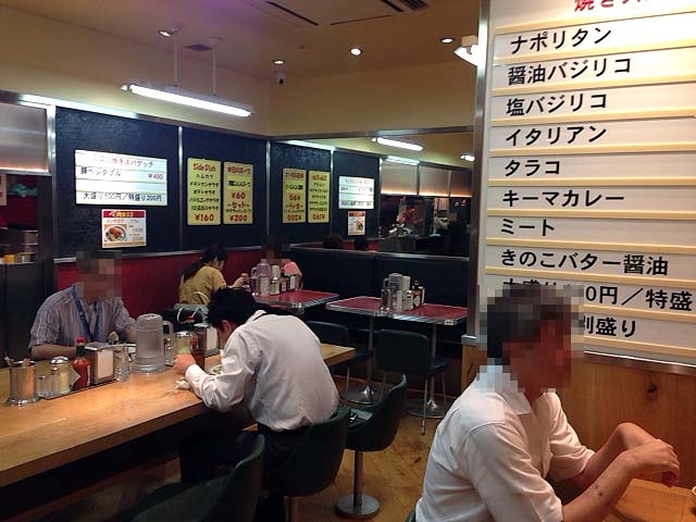 昭和の食堂を意識したとされる店内