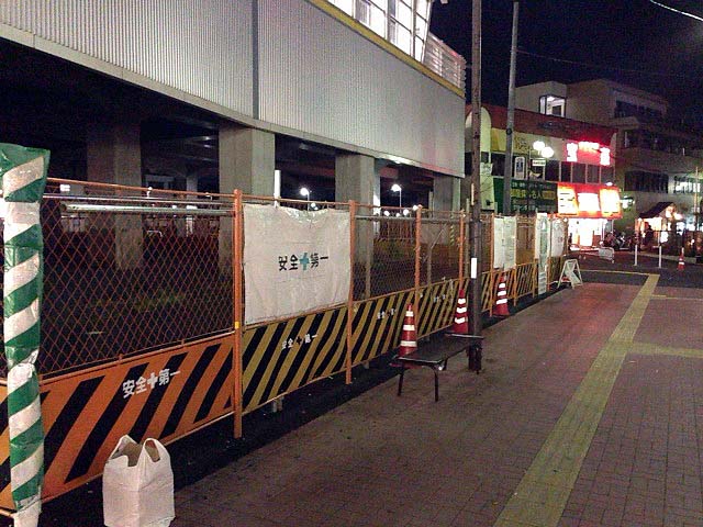 そんな駅南口を左折して道なりに進むと…ってもう見えてますね