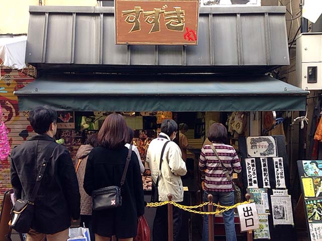 いわゆる精肉店なのに柵やら出口の文字が目立ちます