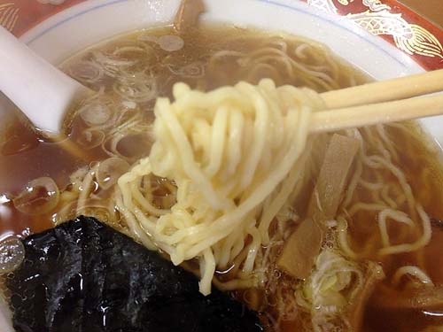 食べ進めるごとに奥深さも感じられ、って湯気で曇った