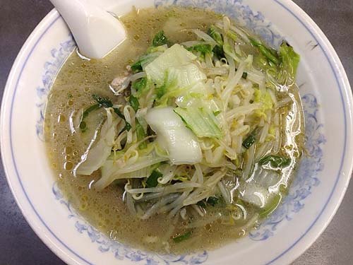 野菜タップリ、ラードとニンニクがしっかり効いたアツアツのタンメン