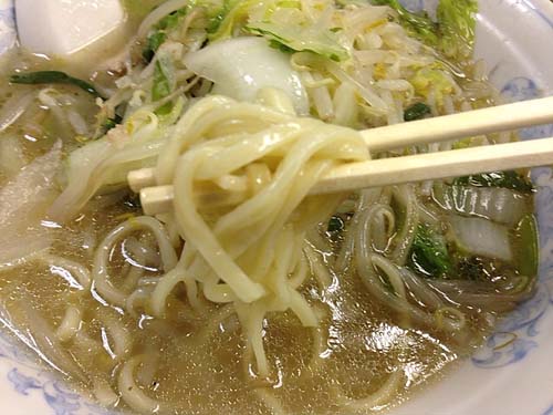 オイリーなスープをぐぐぐと引っ張りあげて離さない太麺