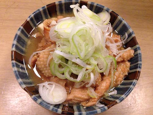 鶏皮好きにはたまらない、鶏の旨味が詰まった鶏の煮込み400円