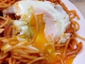 [新橋][洋食][パスタ][カレー]トマトケチャップの酸味と相性抜群の半熟目玉焼き