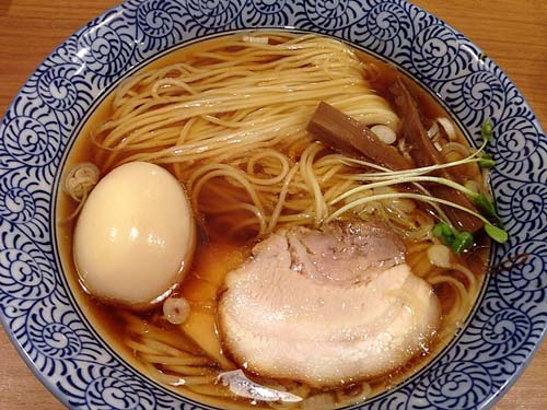 見るからに絶対ウマイと感じた「麺屋鶴若」の味玉入り王道中華そば