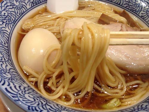 なめらかな口当たりの中太ストレート麺