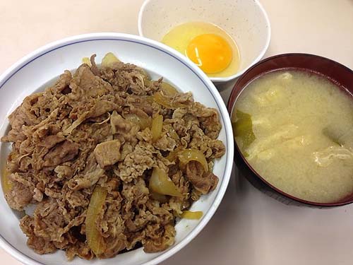 牛丼チェーン店の大盛に匹敵する「サンボ」の牛丼並＆味噌汁と玉子