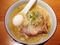 [千駄木][谷中][日暮里][ラーメン][餃子]キレイなビジュアル。レンゲに乗った味付玉子が何だかいいですね