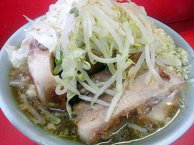 「ラーメン二郎 三田本店」の小ぶたダブルラーメン（2012）