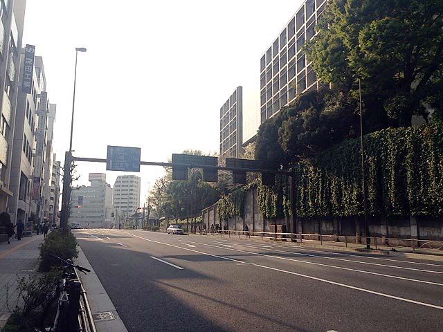 三田本店の前を走る大通りはなんと国道1号（桜田通り）