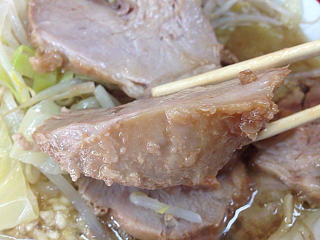 肉塊と呼ぶにふさわしい厚さの豚肉が頼んだ分だけ鎮座する有り様