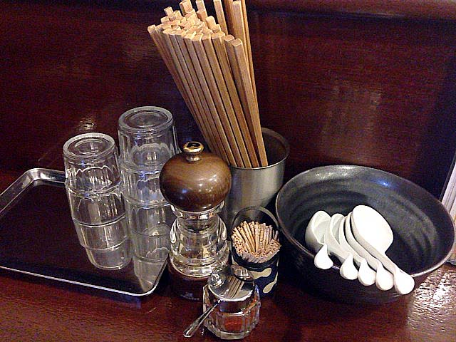 センスが光る小物使い。調味料はシンプルにミルペッパーと唐辛子