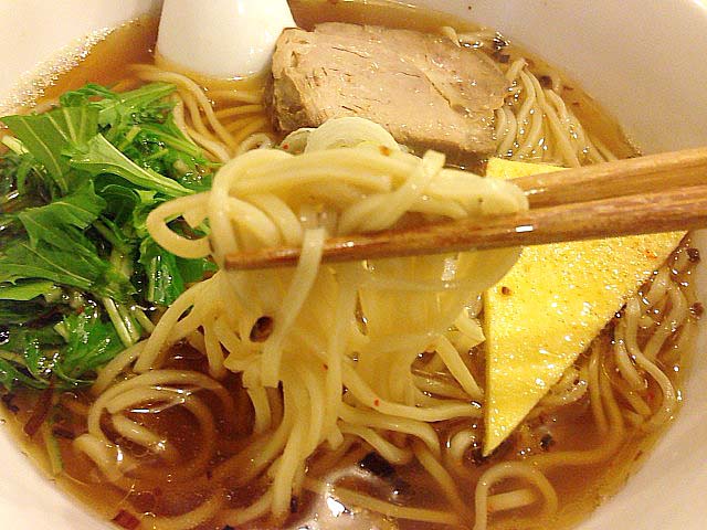 みっちり。そんな言葉がピッタリ、独特な味わいの中太麺