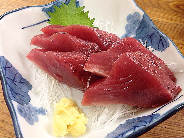 明太子に負けない輝き！「魚力」おろしたてのカツオの刺身