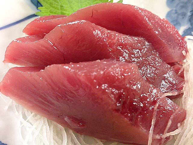 厚切りすぎるカツオは入口左手の刺身台でおろされたばかり