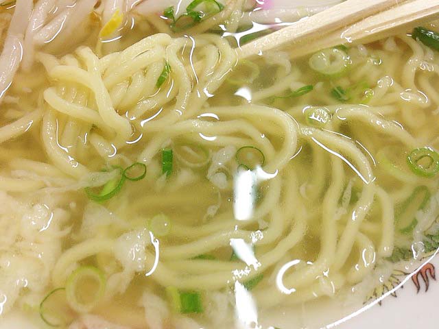 中太縮れ麺だからスープの旨みももれなく引っ張り上げます